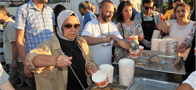 AK Parti Aliağa Teşkilatı'ndan Aşure İkramı