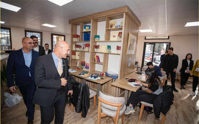 Başkan Soyer, Buca’da 24 saat yaşayan kütüphanede gençlerle buluştu