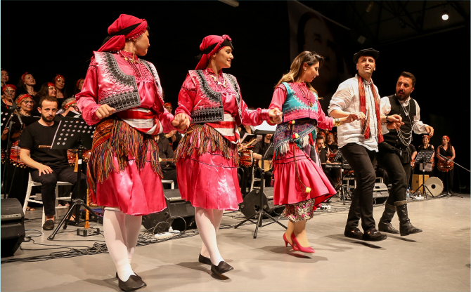 Bornova’da Halk Dansları Festivali