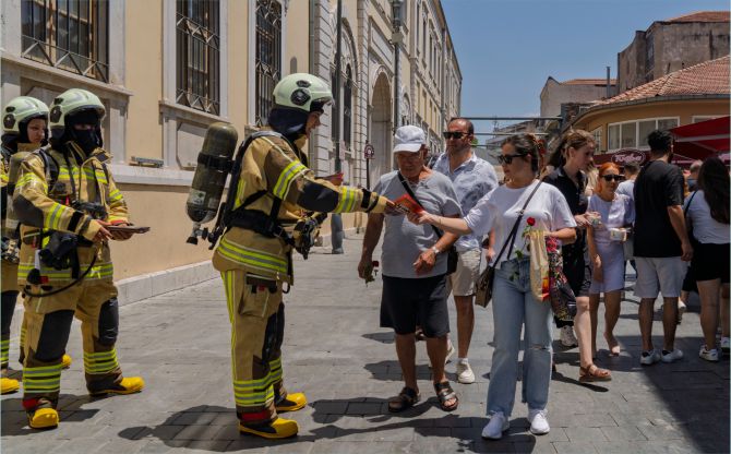 İzmir İtfaiyesi yangınlara dikkat çekmek için sokağa indi