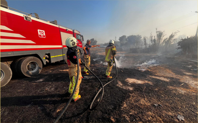 Menemen’deki ot yangını fabrikalara sıçramadan kontrol altına alındı