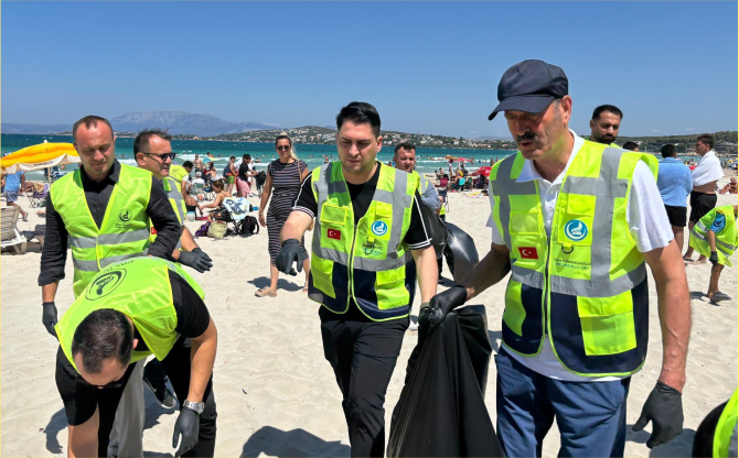 İzmir Ülkü Ocakları'ndan Sahillerde Eş Zamanlı Temizlik
