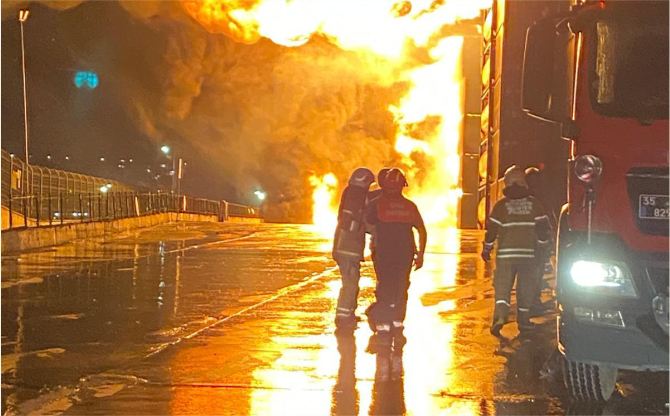 İzmir İtfaiyesi, Aliağa’da büyük bir felaketin önüne geçti