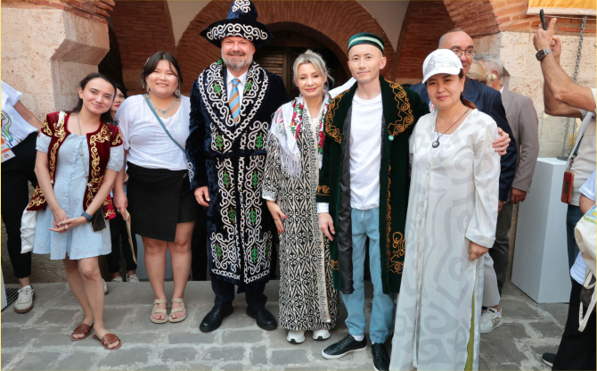 Başkan Pehlivan’a “Bilge İnsan” hediyesi