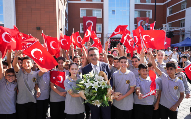 İzmir’de Yeni Eğitim-Öğretim Yılının İlk Ders Zili Çaldı