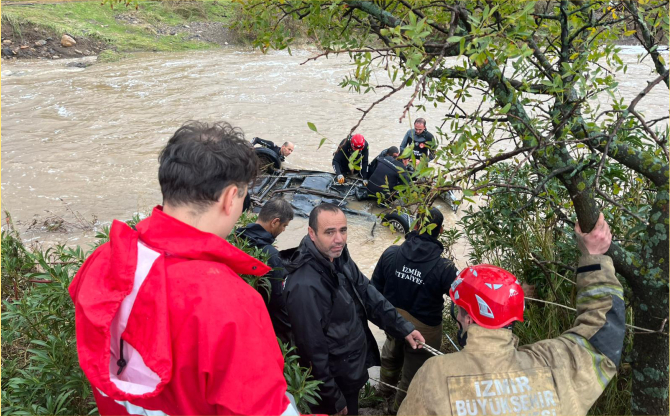 Foça’da yağış rekoru kırıldı, ekipler seferber oldu