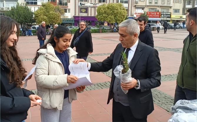 Aliağa'da Orman Şehitleri Anısına Fidan Dağıtıldı