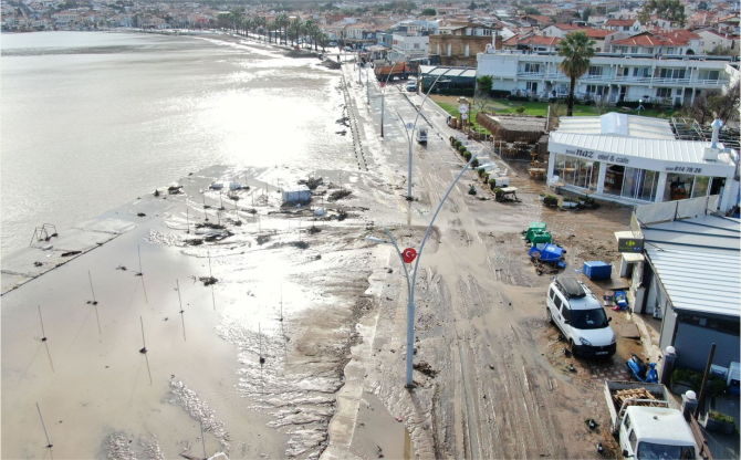 Foça Belediyesi Ekipleri Yoğun Yağışlara Karşı Sahada Mücadeleyi Sürdürüyor