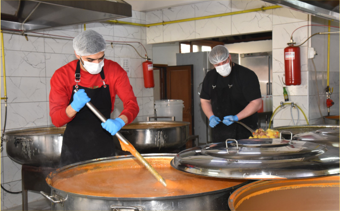 Menemen Belediyesi Aşevi’nden her gün 10 bin kişiye yemek