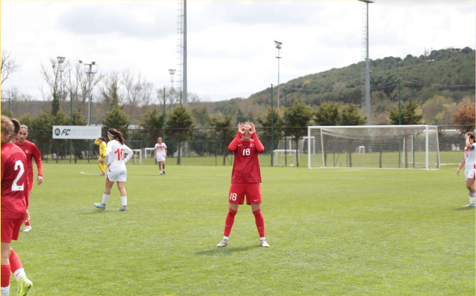 Aliağa’nın Gururu Açelya Nomak Ay-Yıldızlı Formaya Uzandı!