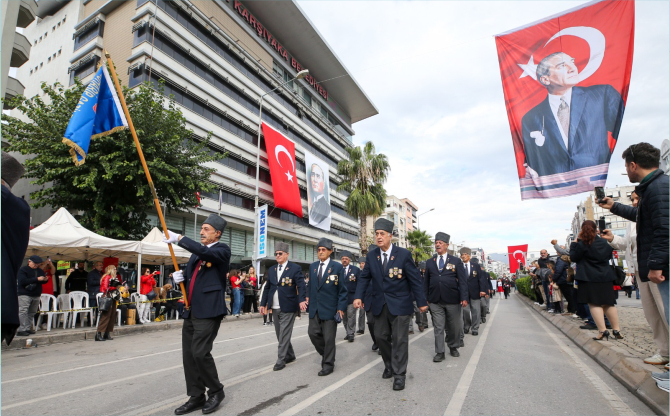 Karşıyaka’da 7’den 77’ye bayram coşkusu