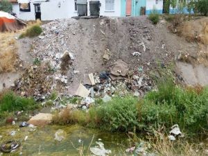 Salihli’de Çakallar Deresi Temizlendi