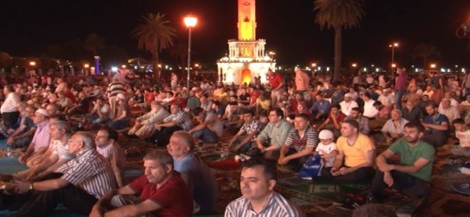 İzmirliler Kadir Gecesinde ’Seccadeni Al Gel’ Etkinliğinde Bir Araya Geldi