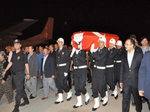 Binlerce Uşaklı Şehidini Karşılamak İçin Havalimanına Akın Etti