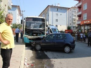 Otomobil İle Özel Halk Otobüsü Çarpıştı: 10 Yaralı