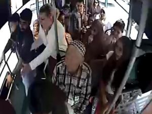 Halk Otobüsünde Bıçaklama Kameralara Yansıdı