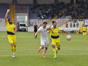 AFJET Afyonspor, Tarsus İdman Yurdu'nu 5-2 mağlup etti.