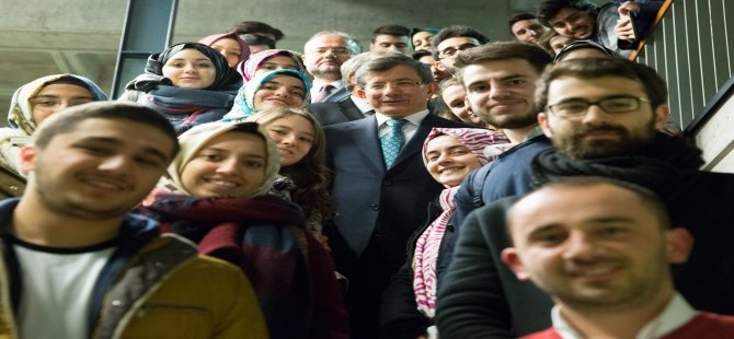 Ahmet Davutoğlu Üniversite öğrencileri ile biraraya geldi.