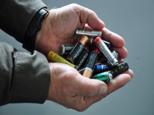 Milas’ta Toplanamayan Piller Tehlike Yaratıyor