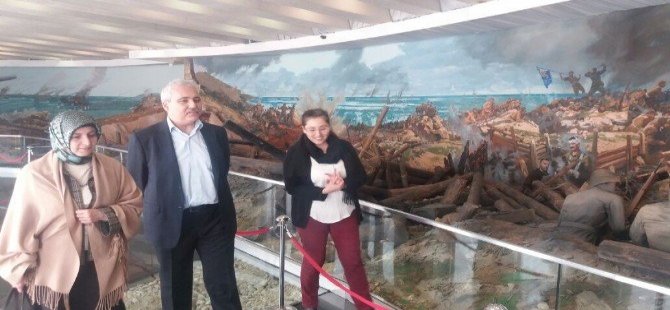 Vali Güvençer Eşiyle Birlikte Çanakkale Şehitleri Anıtı’nı Ziyaret Etti