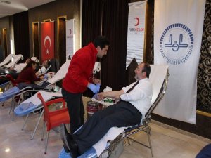 Diyanet İşleri Başkanı Prof. Dr. Mehmet Görmez Kızılay’a Kan Bağışında Bulundu