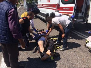 Manisa’da Motosiklet İle Otomobil Kafa Kafaya Çarpıştı: 3 Yaralı