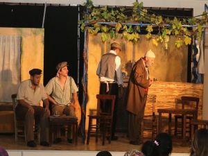 İlk Kez Tiyatro İzleyen Köylü Kadın Gözyaşlarına Hakim Olmadı