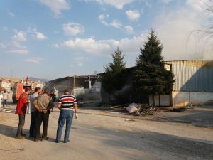 Afyonkarahisar’da Kalem Fabrikasında Yangın