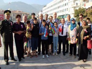 Vali Güvençer’den Azerbaycanlı Gazi Çocuğuna İçten Sarılış