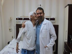 80 Yaşındaki Adamın Cesareti Doktoru Ameliyata İkna Etti
