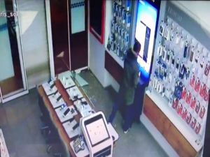Hırsız 22 Saniyede İş Yerine 30 Bin Tl’lik Telefon Çaldı