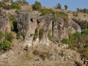 Uşak’ta 7 Bin Yıllık Kaya Mezar Ve Evler İlgi Bekliyor