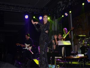 Yıldız Tilbe İzmir’de Konser Verdi