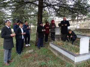 Hisarcık’ta Öğrenciler Öğretmenlerin Mezarlarını Ziyaret Etti
