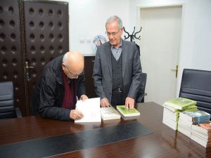 Çalışkan Kitaplarını İmzalayarak Başkan Acar’a Hediye Etti
