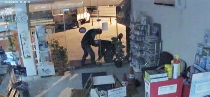 Manisa’da Hırsızlar Önce Kameraya Sonra Polise Yakalandı