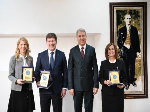 Ege’de Rektör Yardımcıları Törenle Uğurlandı