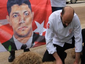 Uşak’ın Gönüllü Aşçıları Zeytin Dalı Harekatı İçin Sınırda Kurban Kesti