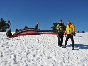 Kar Üstende Paraşüt Keyfi