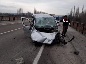 Afyonkarahisar’da Trafik Kazası: 2 Yaralı