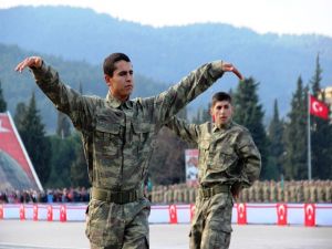 Komandolardan Zeybek, Horon Ve Halay Performansı