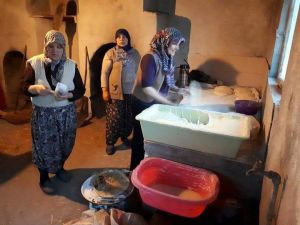 Köylü Kadınlar Yaptıkları Ekmekleri Satıp Parasını Mehmetçik Vakfı’na Bağışladı