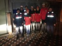 İzmir’de Dağda Kaybolan 3 Kişiye 6 Saat Sonra Ulaşıldı