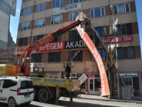 Şiddetli Rüzgar Tabelayı Uçurdu