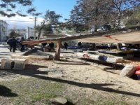 Şiddetli Rüzgarın Kırdığı Ağaçlar Pazar Yerinin Üstüne Devrildi