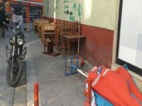 Şiddetli Rüzgarın Uçurduğu Çatı Araçların Üzerine Devrildi