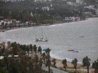 Fırtına Tekneyi Karaya Sürükledi