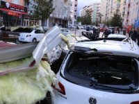 Uçan Çatının Üstlerine Düşmesinden Son Anda Kurtuldular