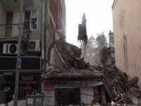 Kuşadası’nda Kepçe Bitişikteki Evin Salonunun Duvarını Yıktı