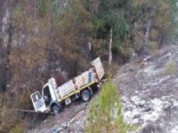 Şarampole Yuvarlanan Kamyonette 4 Kişi Yaralandı